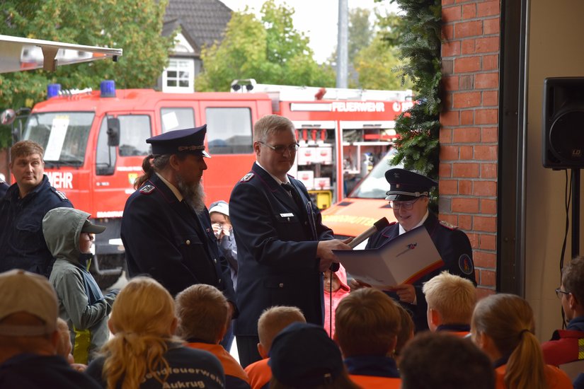 Kreisjugendfeuerwehrwartin Julia verließt die Urkunde