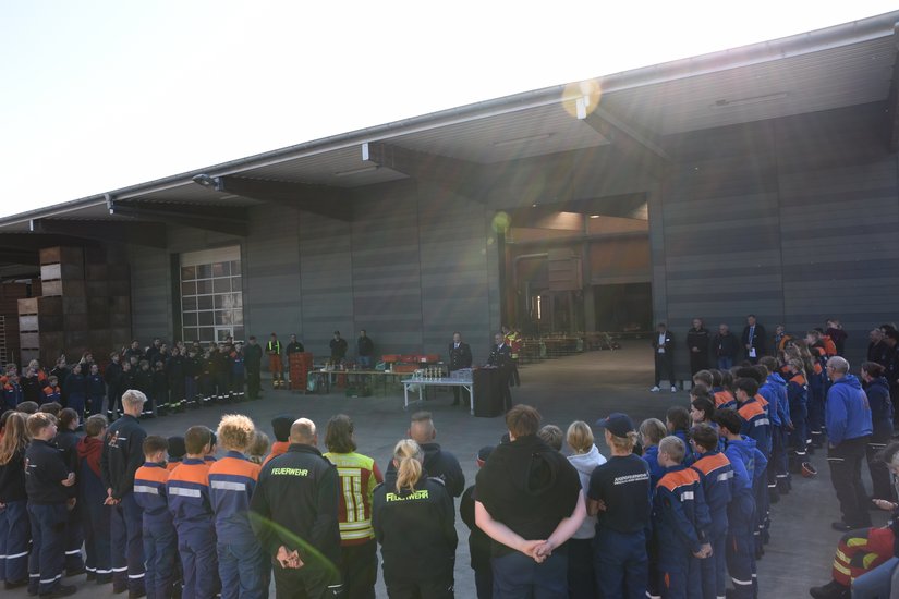 Jugenfeuersehren stehen Angetreten zur Siegerehrung