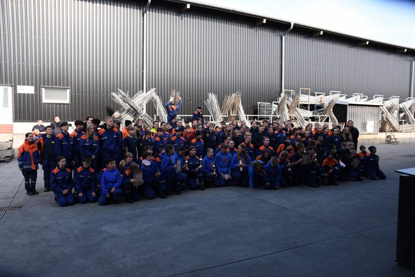 Gruppenbild aller teilnehmenden Jugendfeuerwehren